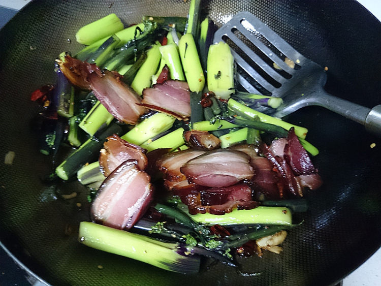 腊肉炒红菜台步骤9