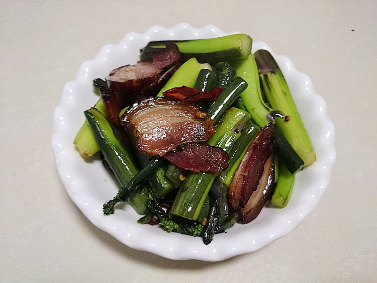 腊肉炒红菜台步骤11