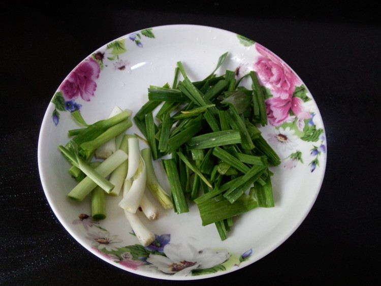 青蒜炒羊血步骤2