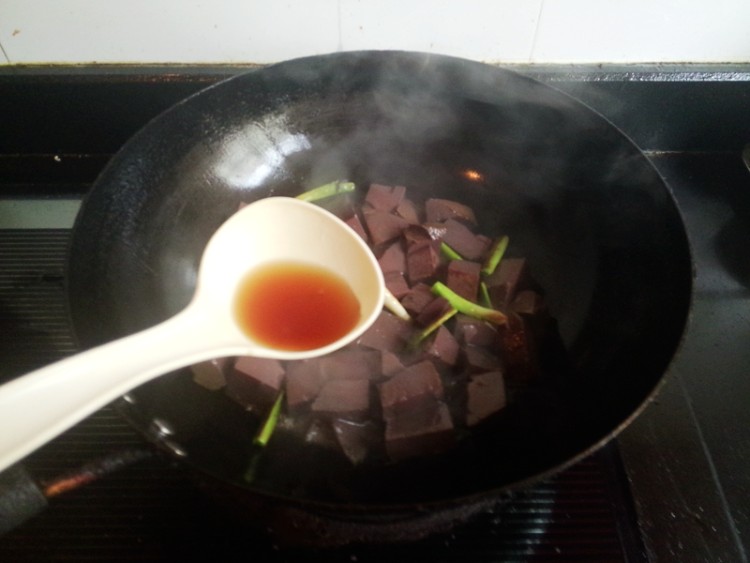 青蒜炒羊血步骤7