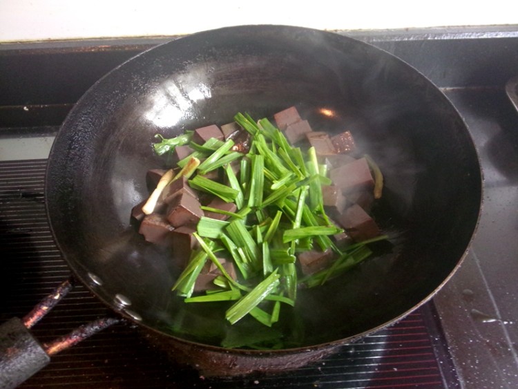 青蒜炒羊血步骤8