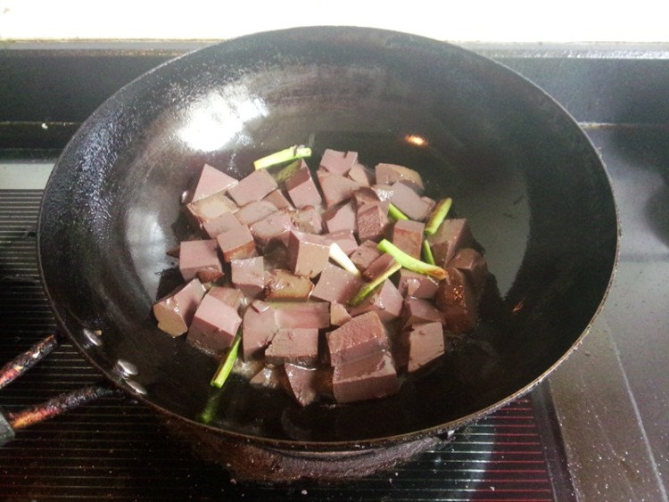 青蒜炒羊血步骤6