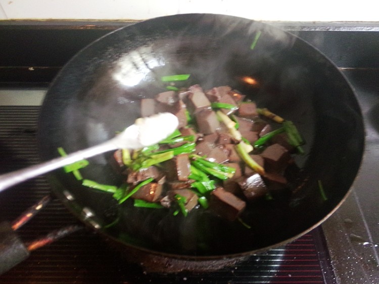 青蒜炒羊血步骤9