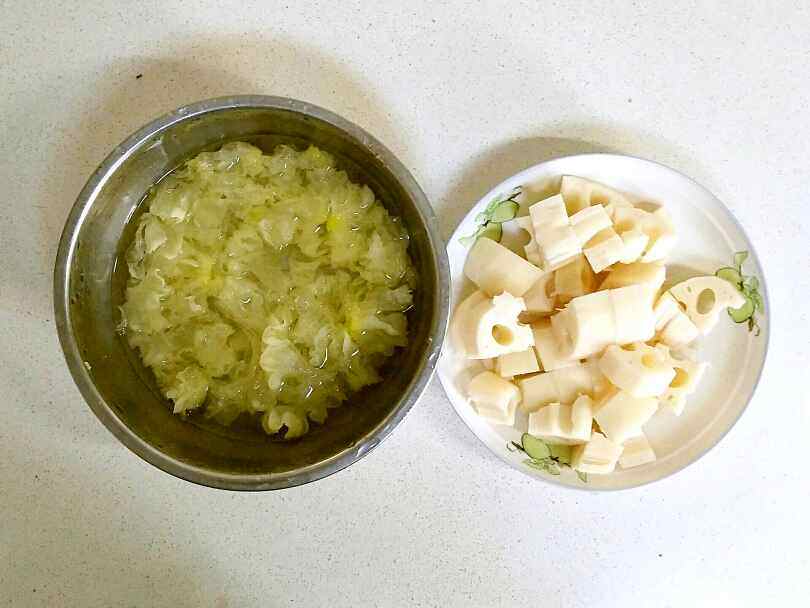 银耳莲藕红枣汤步骤2