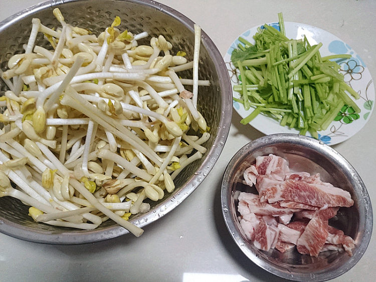 香芹炒花生芽步骤1