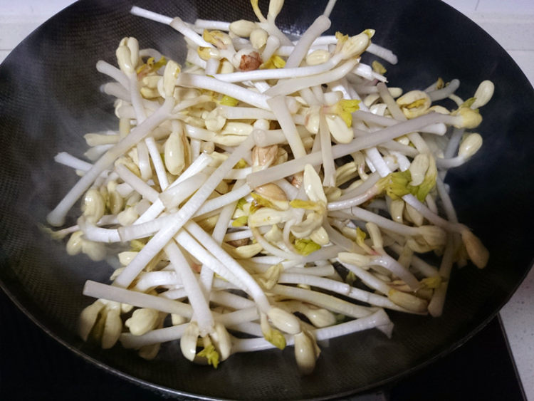 香芹炒花生芽步骤4