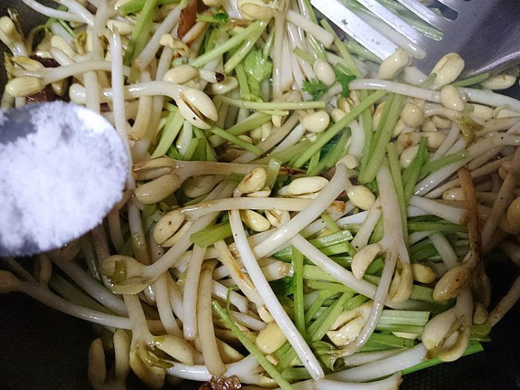 香芹炒花生芽步骤7