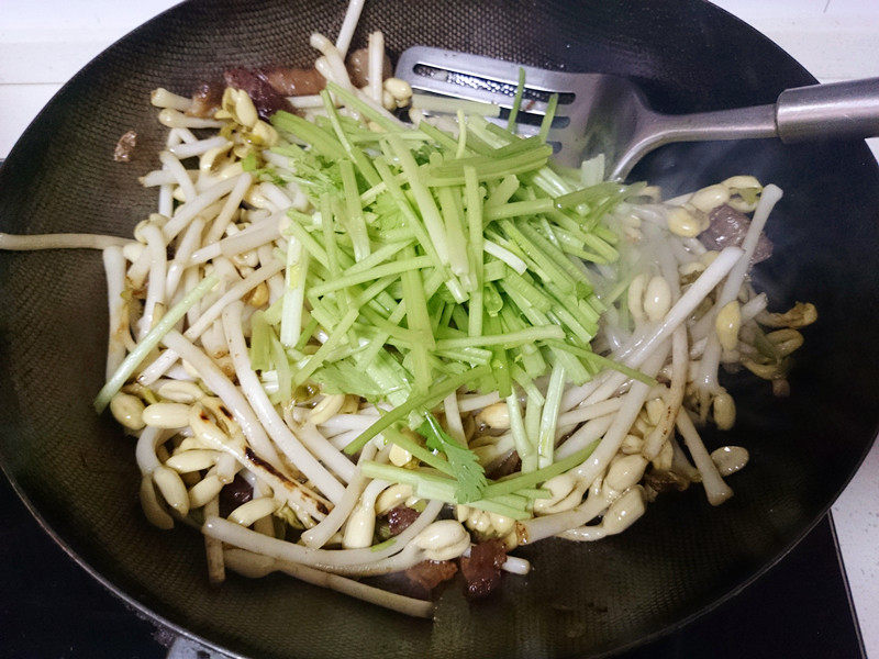 香芹炒花生芽步骤6