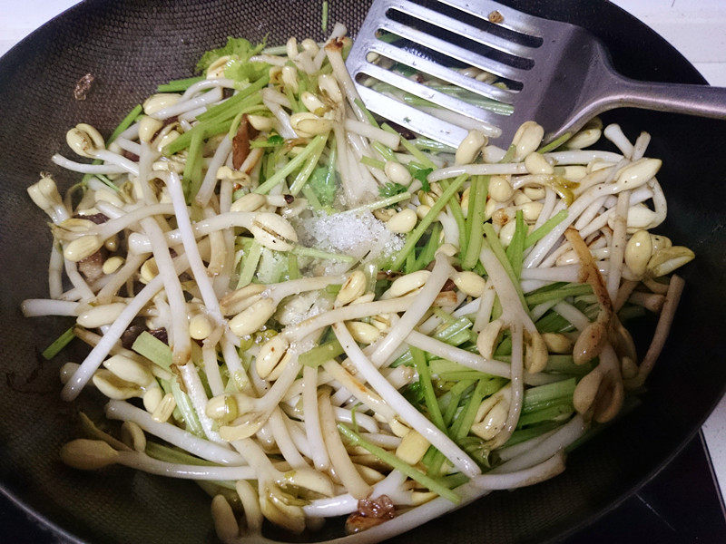 香芹炒花生芽步骤8