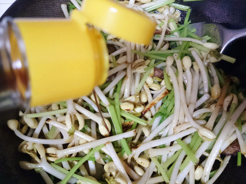 香芹炒花生芽步骤9