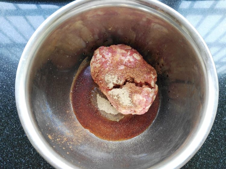 猪肉莲藕水饺步骤2