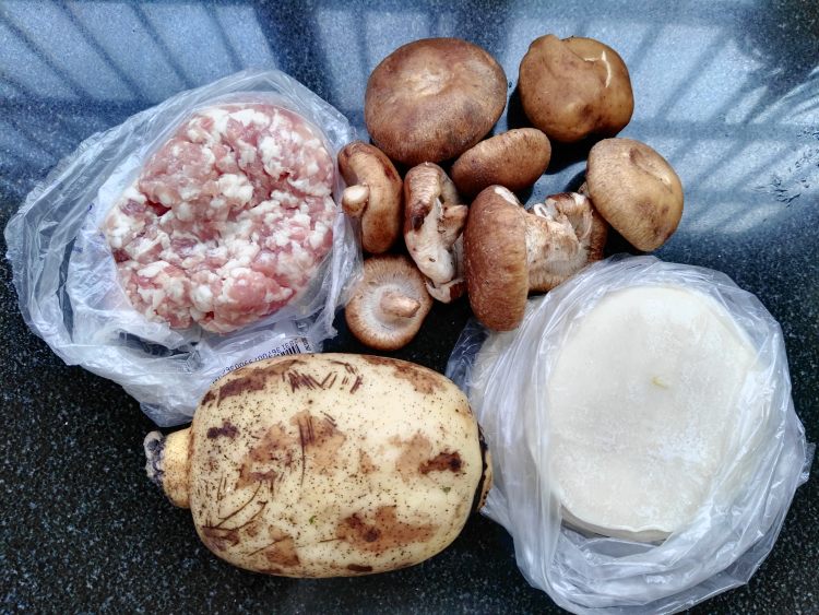 猪肉莲藕水饺步骤1