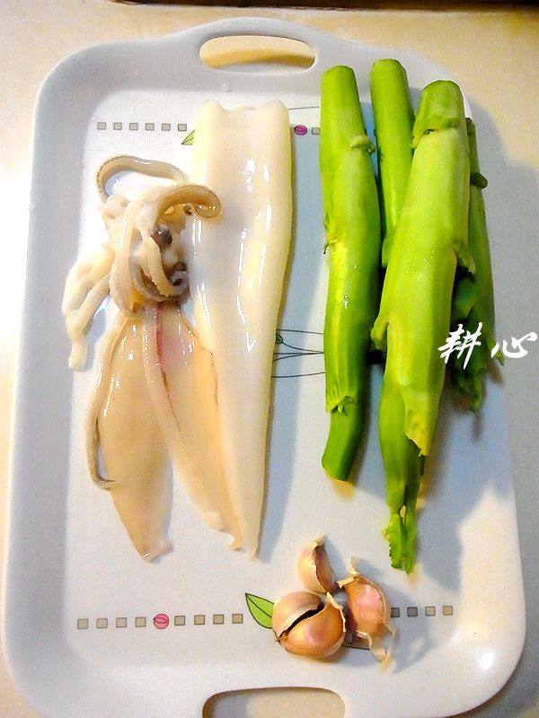 芥蓝头炒鲜鱿步骤1