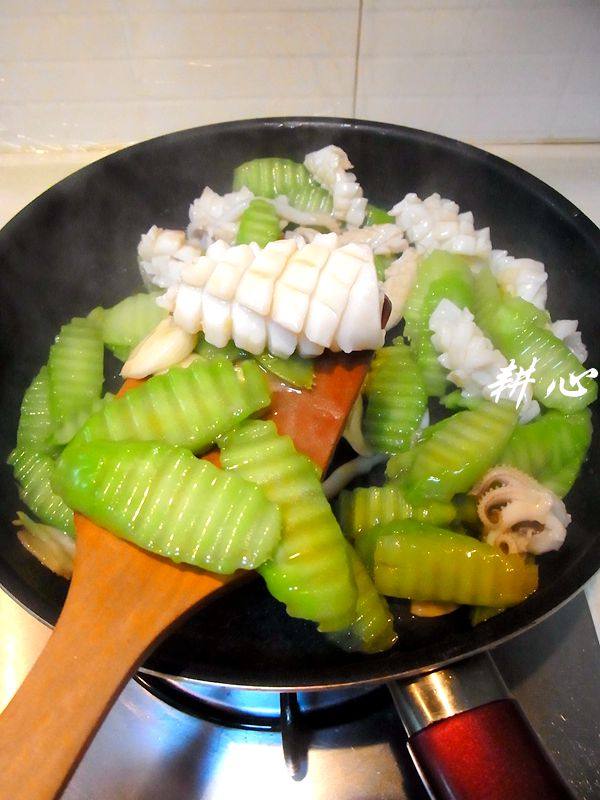 芥蓝头炒鲜鱿步骤7