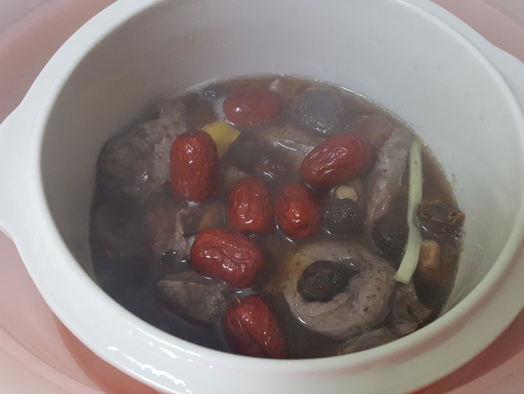 桂圆红枣炖猪心步骤4