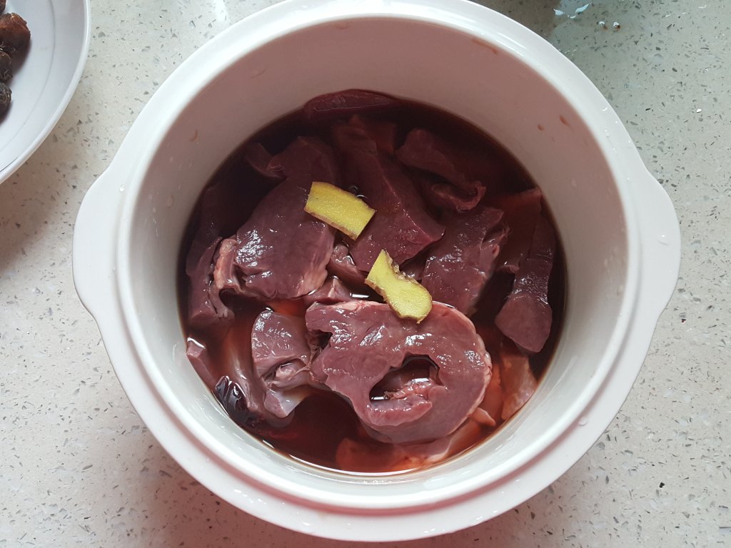 桂圆红枣炖猪心步骤2
