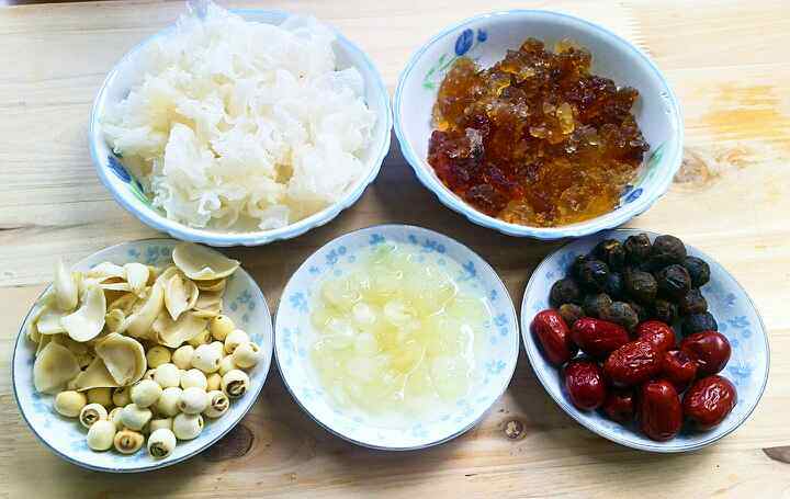 桃胶雪莲子银耳汤步骤2