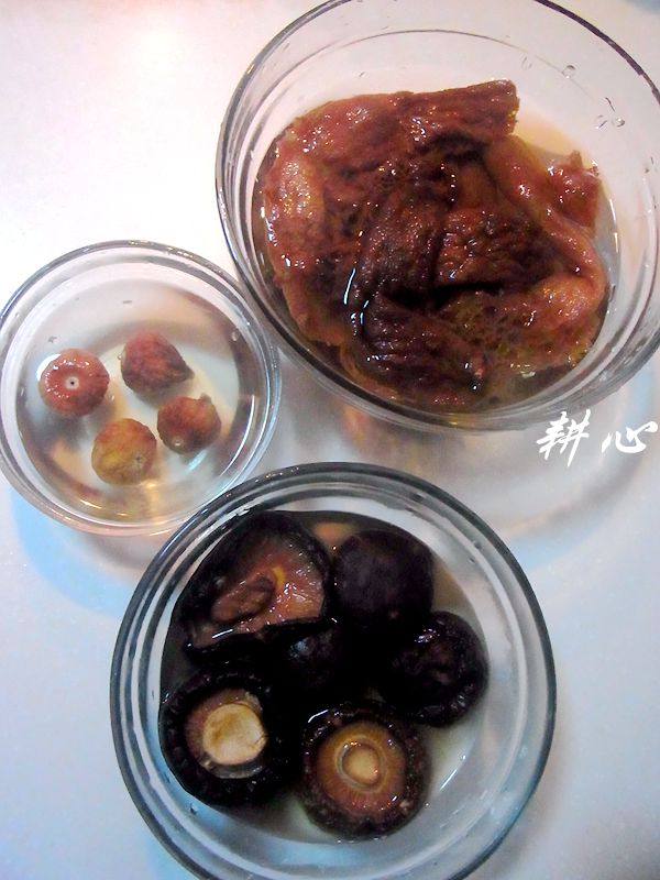 竹荪香菇鸡汤步骤2