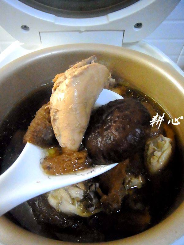 竹荪香菇鸡汤步骤9