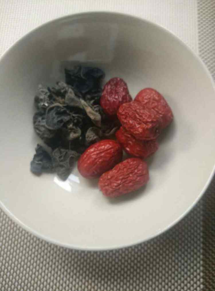 黑木耳红枣甜汤步骤1