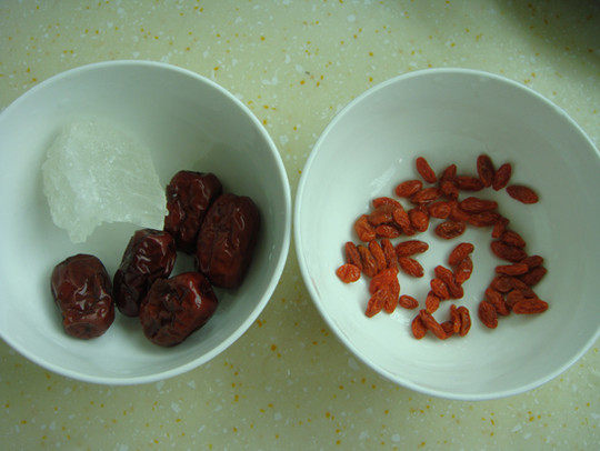 红豆薏米红枣枸杞粉步骤2