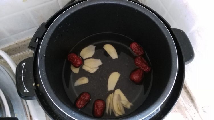 红枣煮鸡蛋步骤2