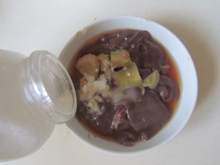 蚝油猪肝菠菜步骤1