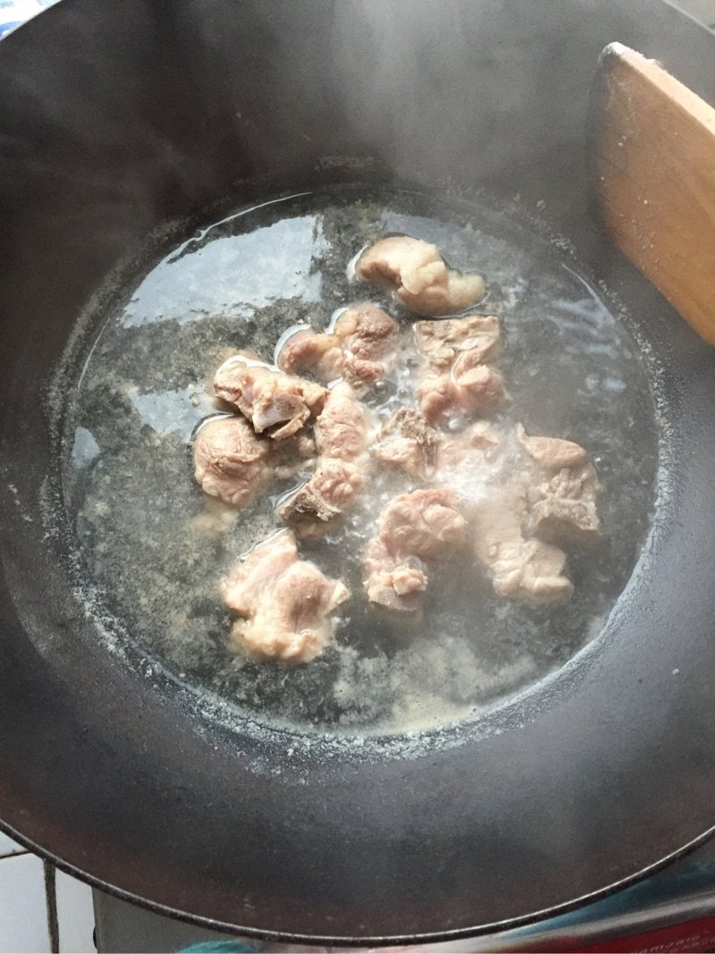 红菌粟米排骨汤步骤2