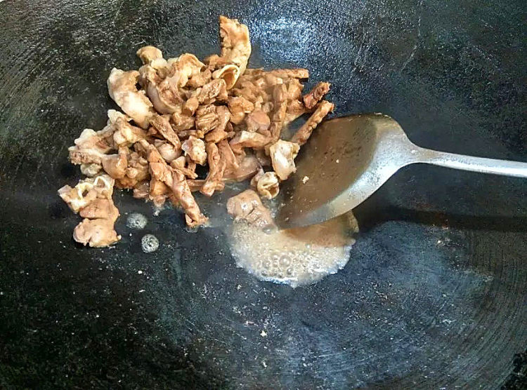 瘦肉爆炒猪心步骤4