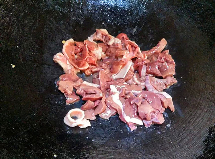 瘦肉爆炒猪心步骤3