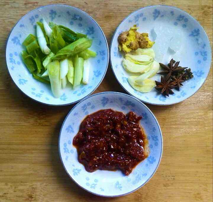 莲藕红焖膀步骤4