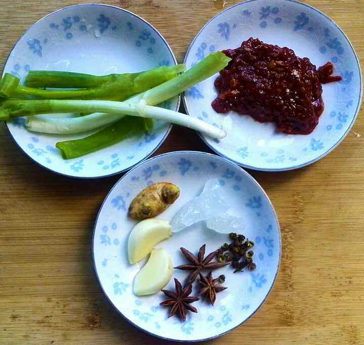 莲藕红焖膀步骤2