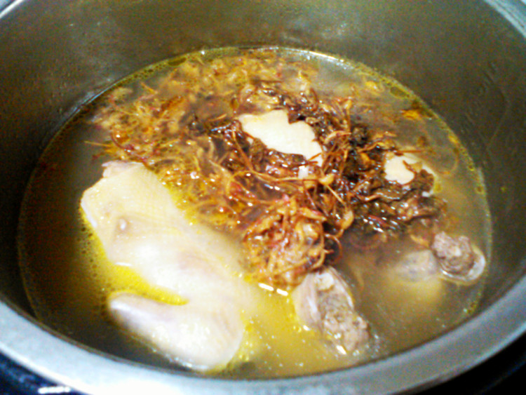 金线莲鸽子汤步骤8