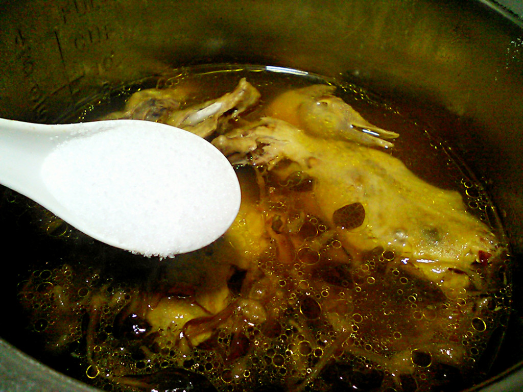 金线莲鸽子汤步骤9