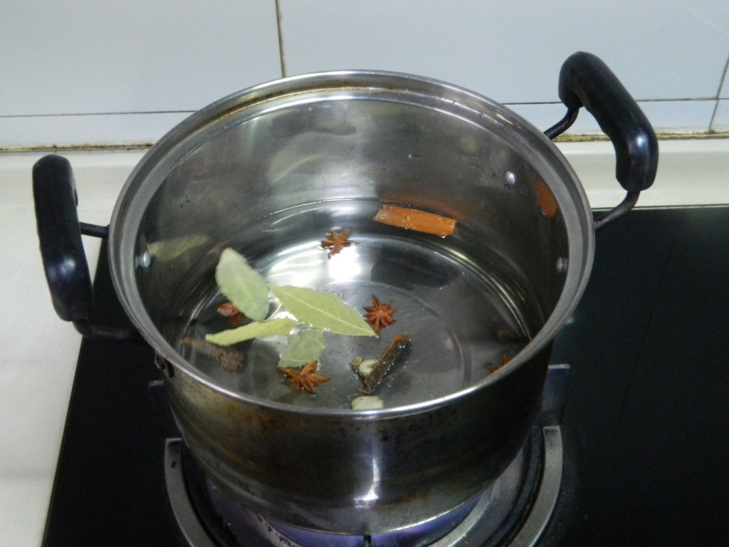 蒜香花生米步骤2