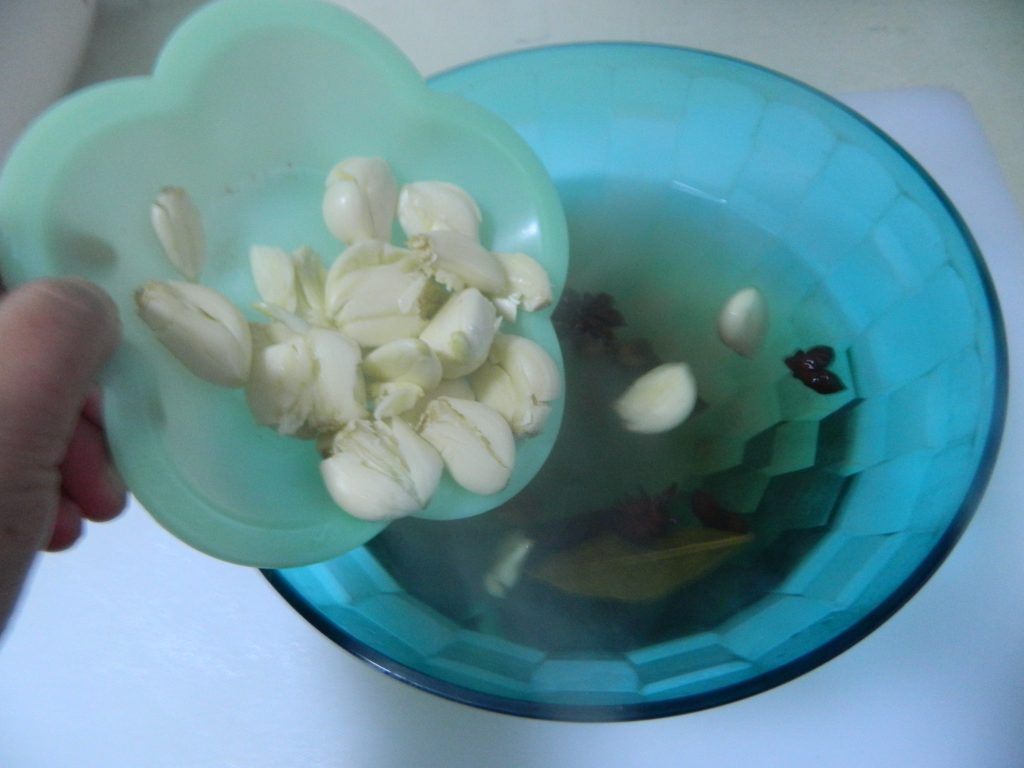 蒜香花生米步骤6