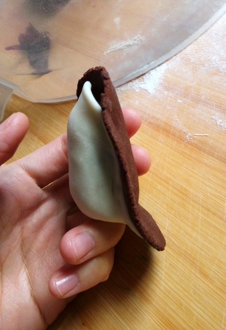 双色豆沙馅企鹅甜饺步骤7