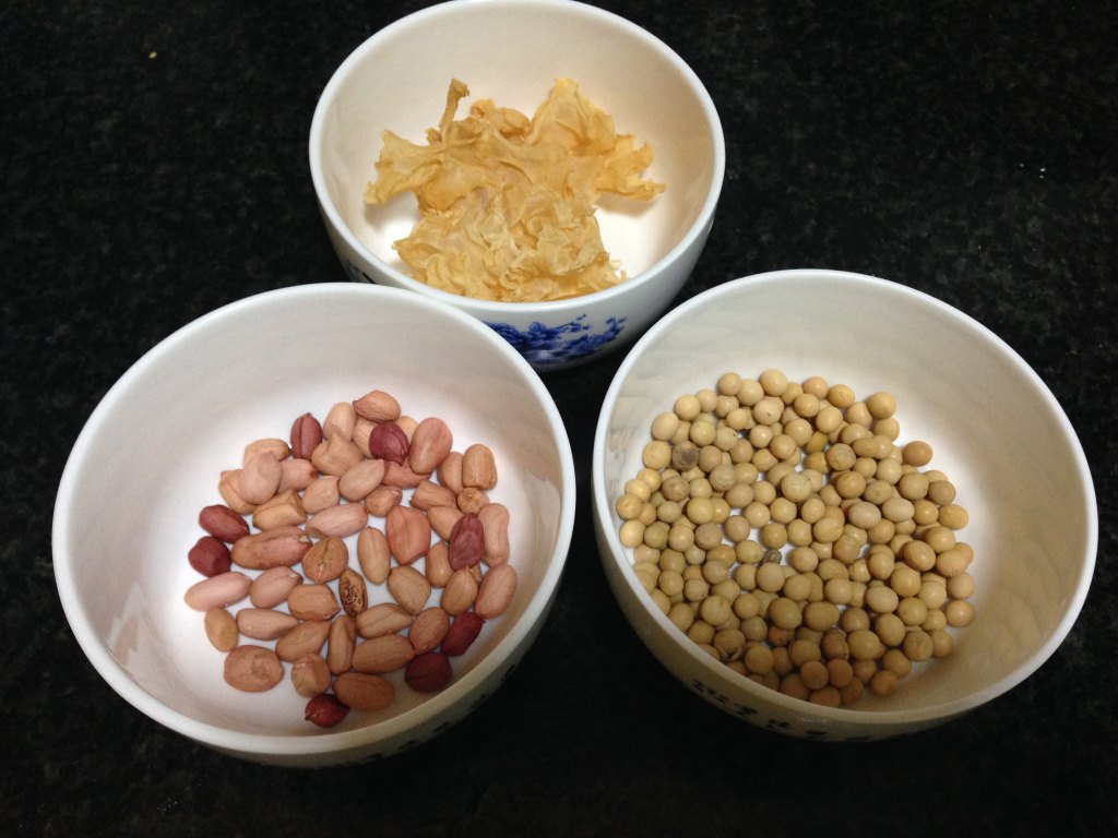 银耳花生黄豆豆浆步骤1