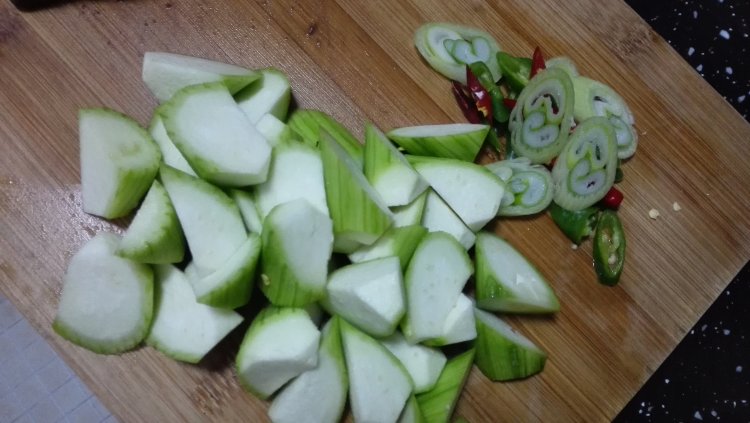 韭菜丝瓜鸭血步骤2