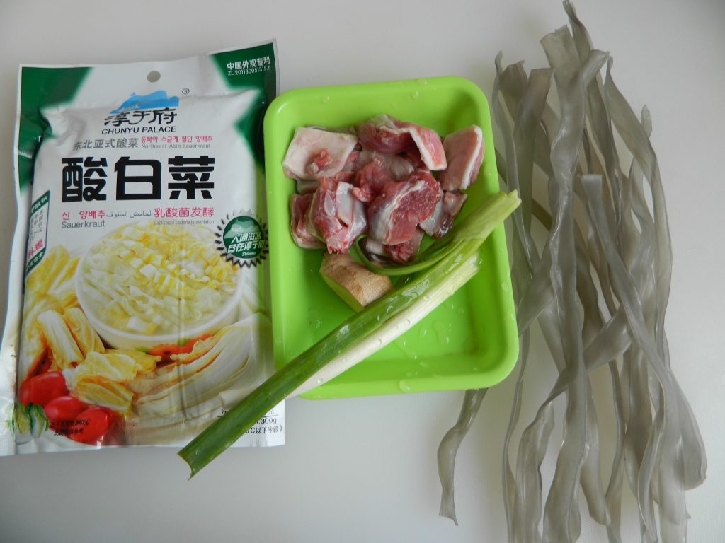 东北酸菜炖羊骨步骤1