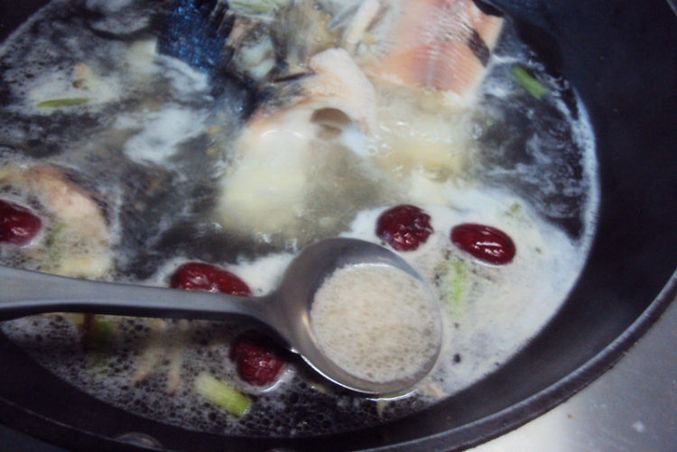 淮山红枣生鱼汤步骤7
