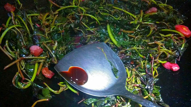 猪油渣炒红苋菜步骤6