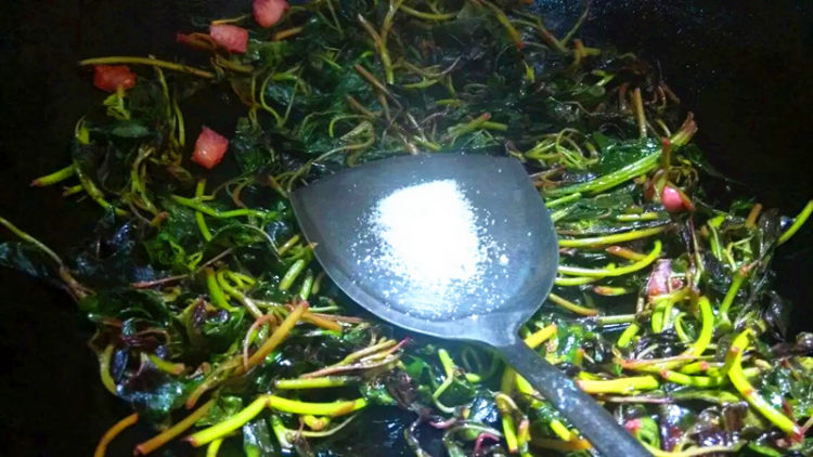 猪油渣炒红苋菜步骤5