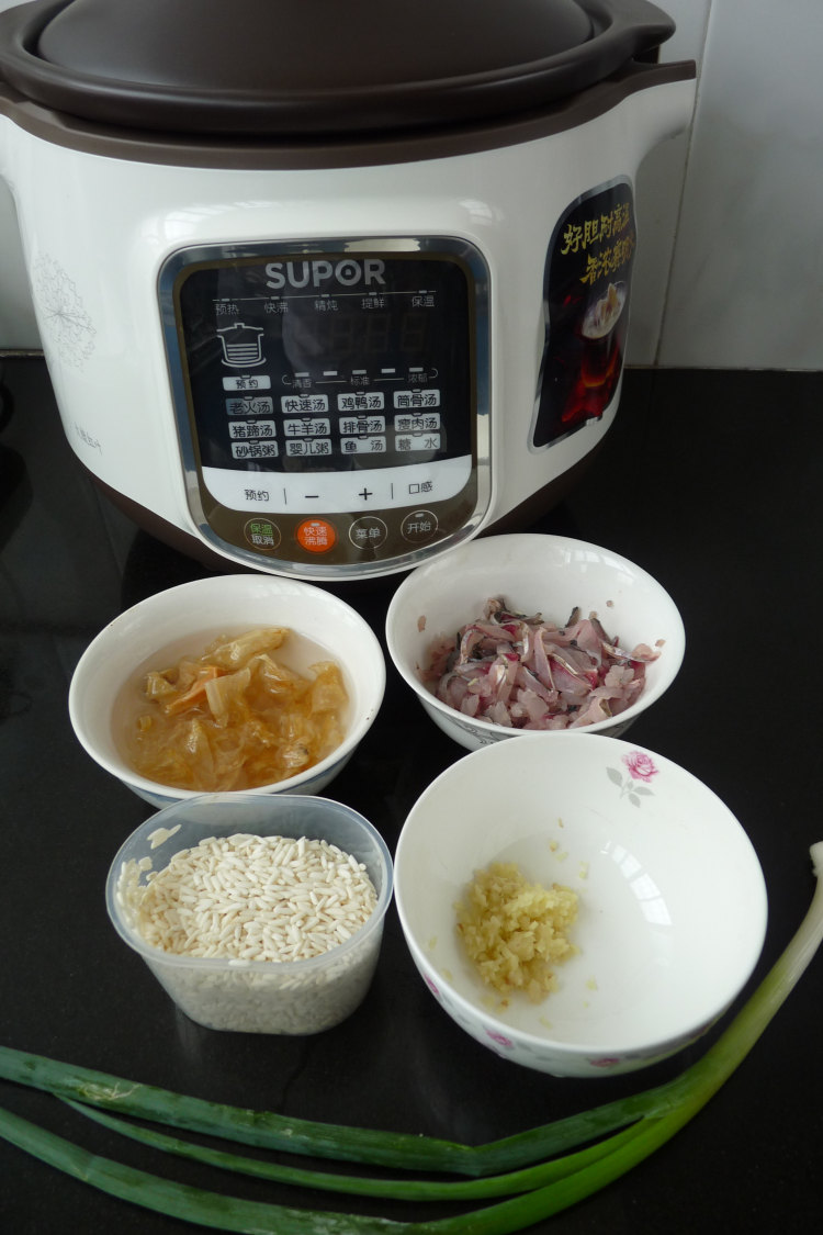 花胶鲫鱼糯米粥步骤1
