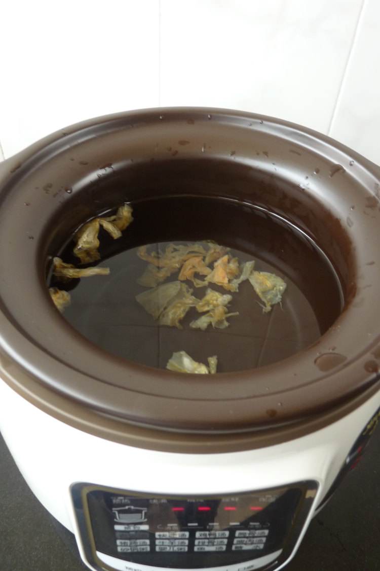 花胶鲫鱼糯米粥步骤2