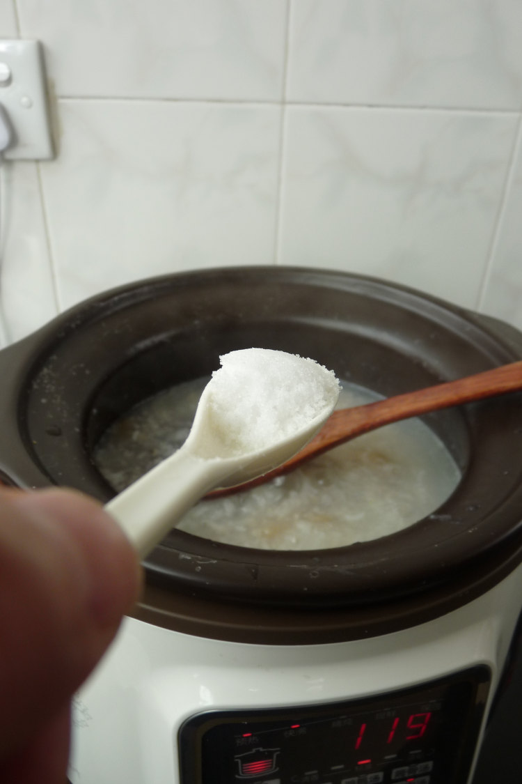 花胶鲫鱼糯米粥步骤5