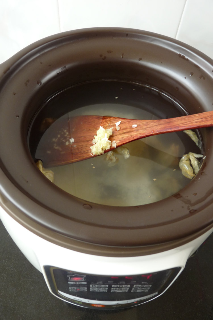 花胶鲫鱼糯米粥步骤3