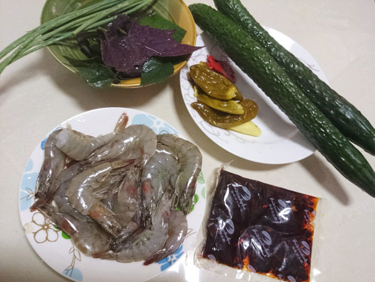 紫苏黄瓜炒虾步骤1
