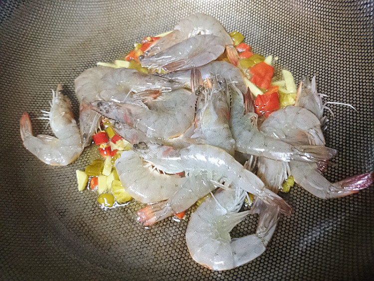 紫苏黄瓜炒虾步骤4