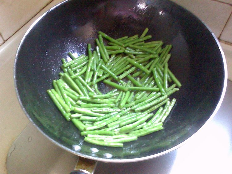 肉丝炒豆角步骤4